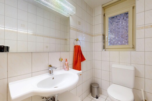 bad mit fliesenwand, tile wall, toilette, inside property, und gäste-wc