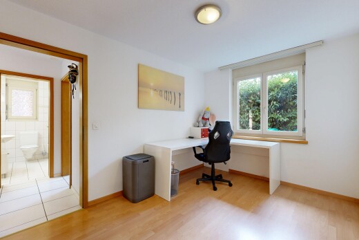 büro mit bürobereich, gipskartonwand, drywall, holzfußboden, und wood finish floor