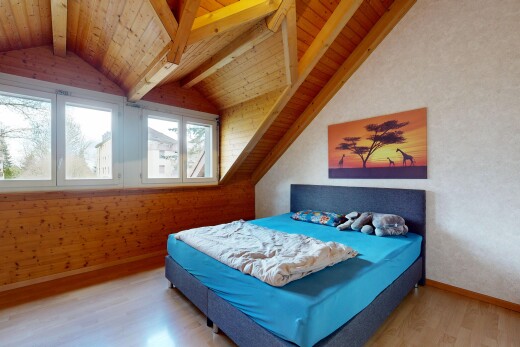zimmer / schlafzimmer mit balkendecke, beamed ceiling, holzfußboden, wood finish floor, und holzdecke