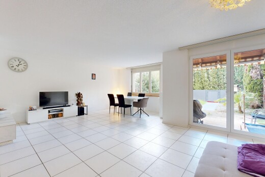 wohn- / esszimmer mit drywall, gipskartonwand, fernseher, natural light, und natürliches licht