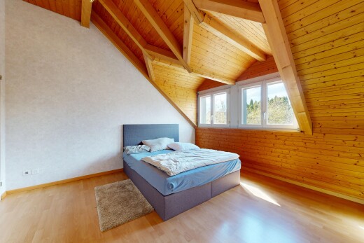 zimmer / schlafzimmer mit balkendecke, beamed ceiling, holzdecke, wood ceiling, und natürliches licht