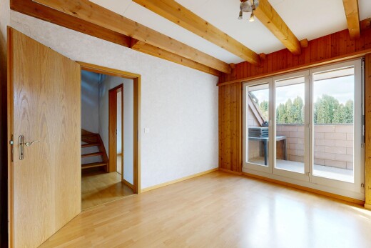 pièce vide avec plafond à poutres, beamed ceiling, inside property, sol en finition bois, et wood finish floor