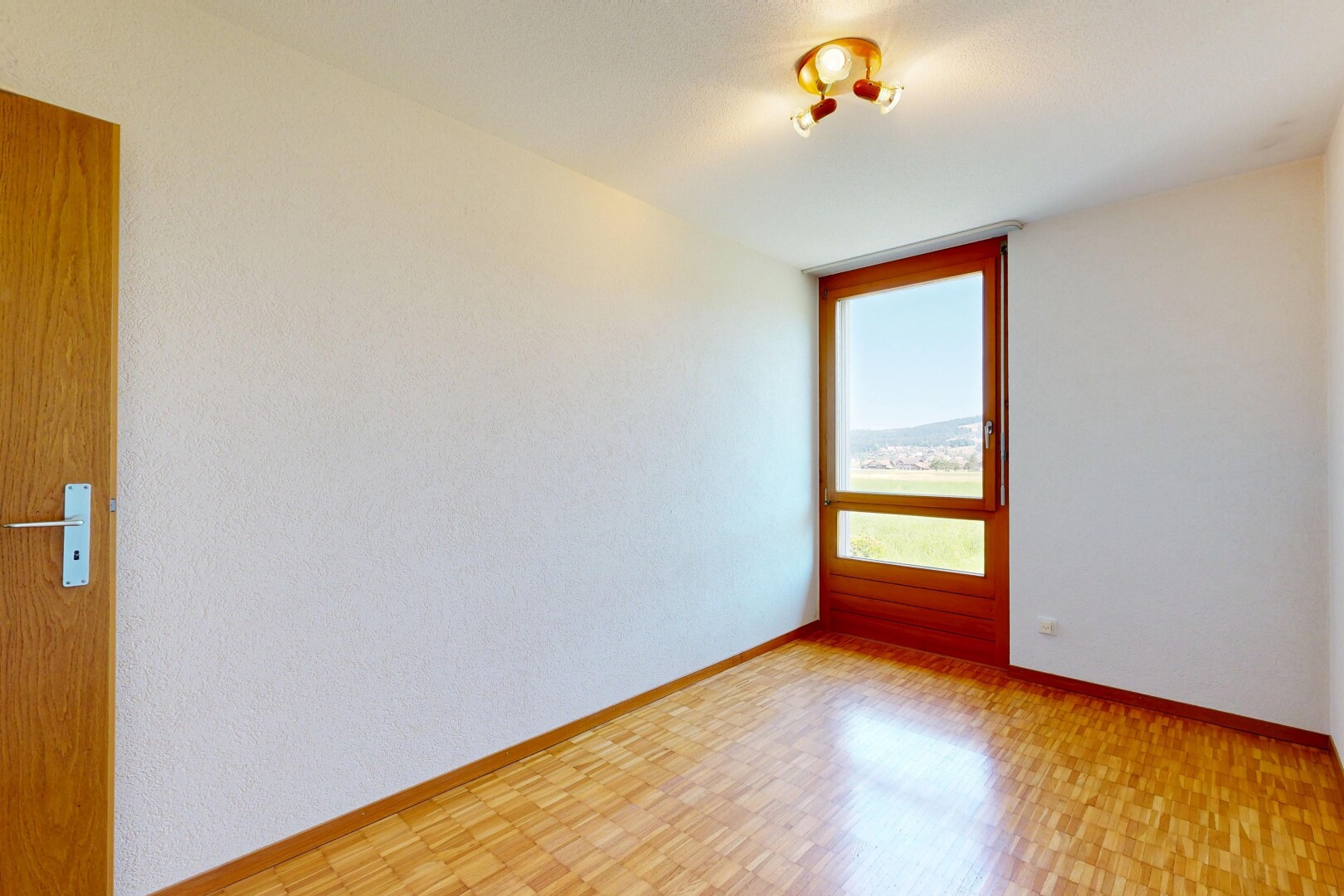 leerer raum mit inside property, natürliches licht, natural light, sockelleisten, und baseboards wall