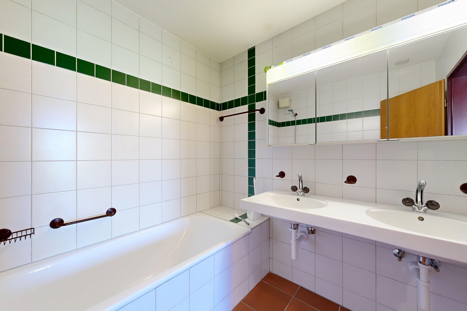 bad mit komplettes badezimmer, fliesenwand, tile wall, spiegel, und inside property