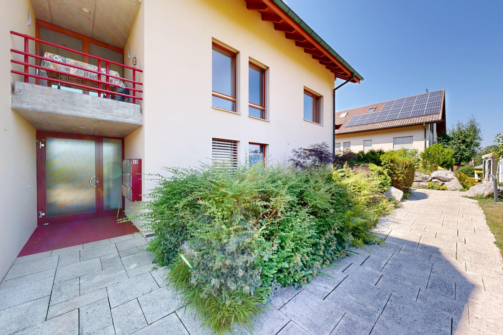 außenansicht mit stuckverkleidung, balkon, day time, und property visible