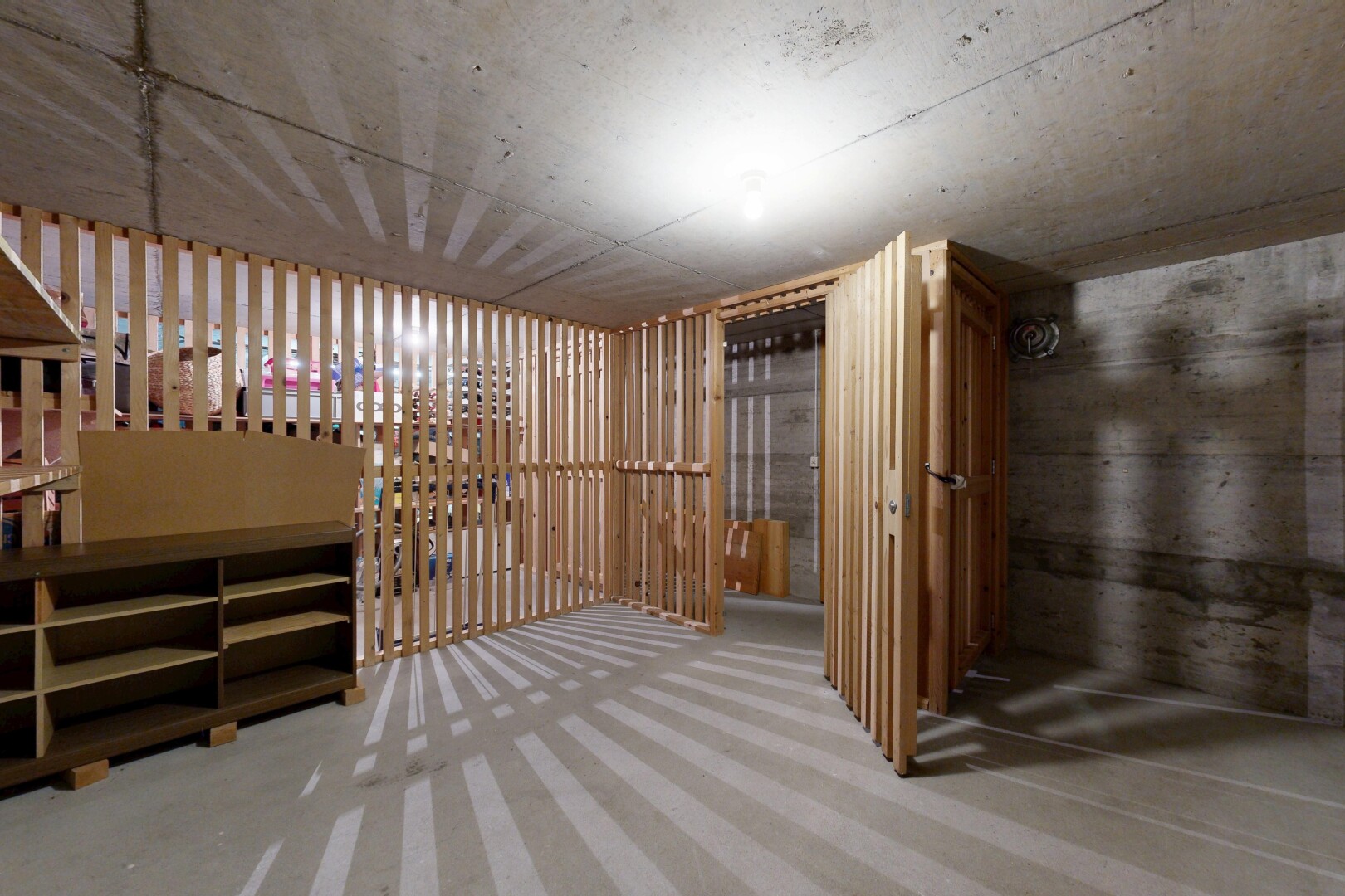 keller mit betondecke, concrete ceiling, keller, teppich, und carpet