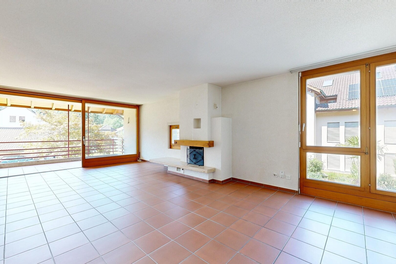 wohnzimmer mit bodendeckenfenster, floor ceiling windows, inside property, gipskartonwand, und drywall