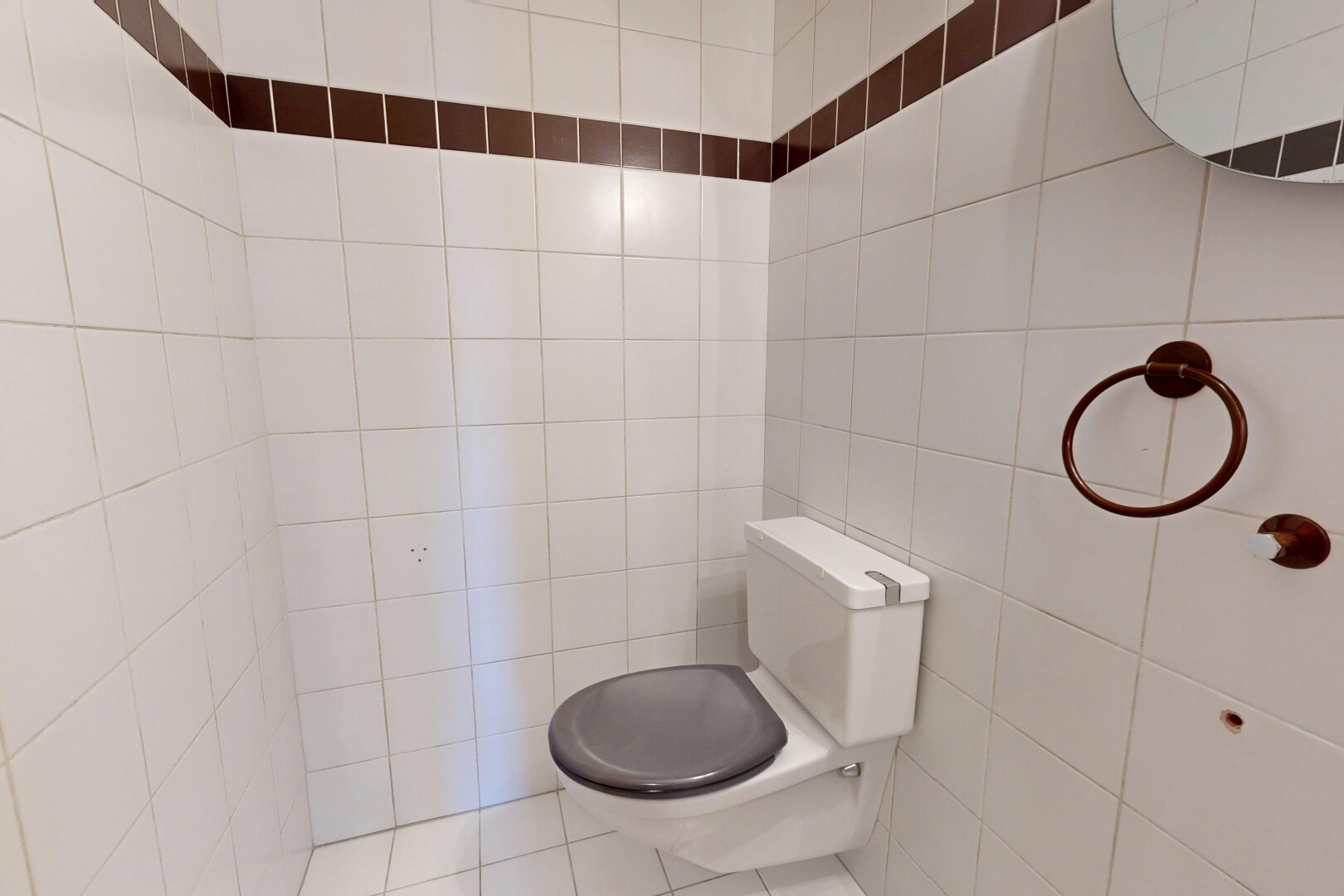 bad mit toilette, fliesenwand, tile wall, inside property, und gäste-wc