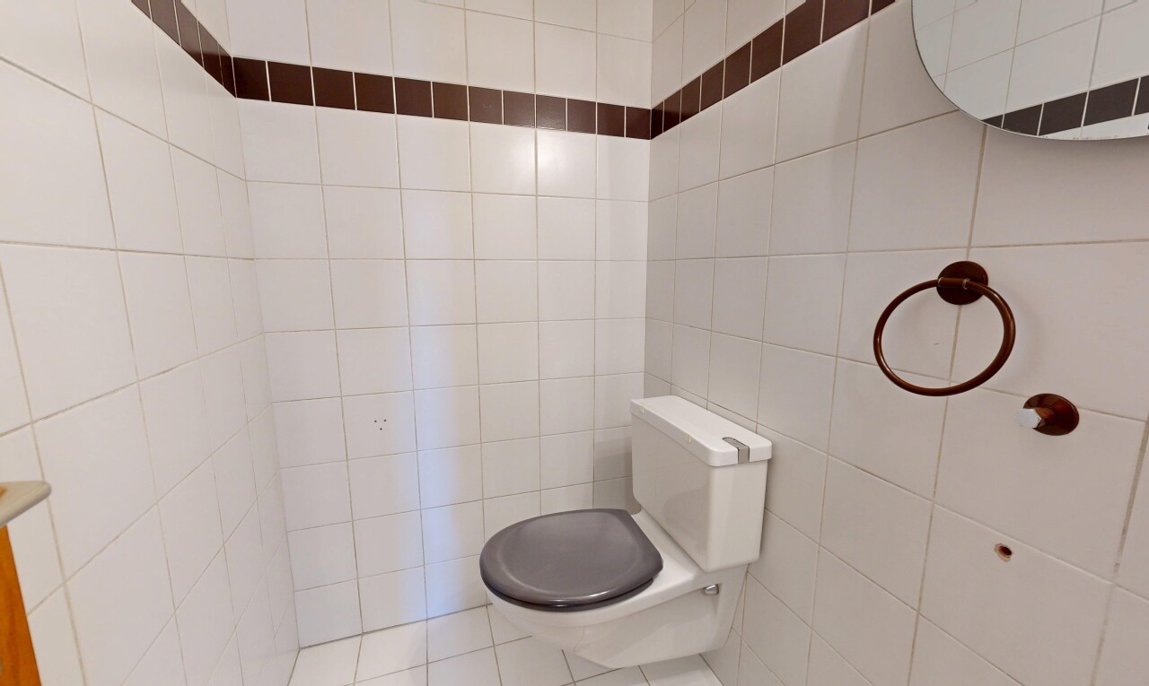 bad mit toilette, fliesenwand, tile wall, inside property, und gäste-wc