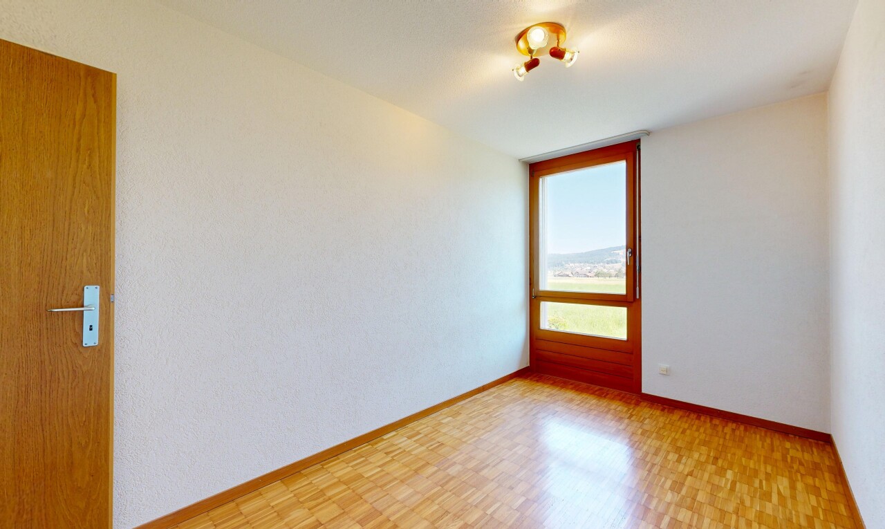 leerer raum mit inside property, natürliches licht, natural light, sockelleisten, und baseboards wall