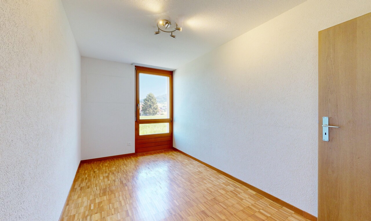 leerer raum mit strukturierte wand, textured wall, holzfußboden, wood finish floor, und inside property