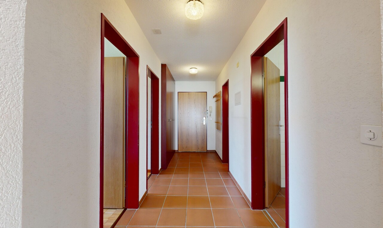 halle / korridor mit light floor, inside property, sockelleisten, baseboards wall, und fliesenboden