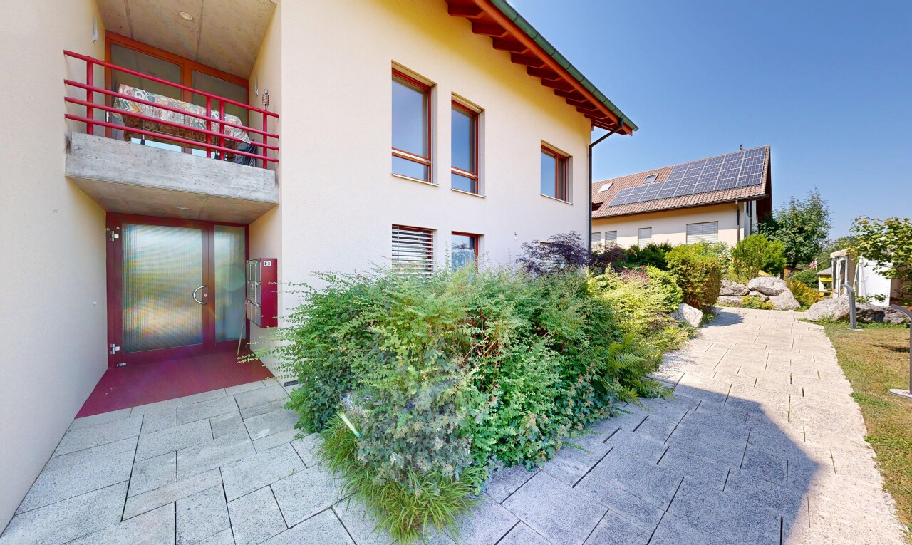 außenansicht mit stuckverkleidung, balkon, day time, und property visible