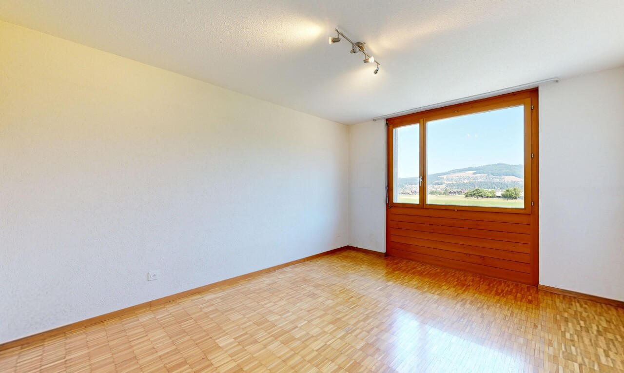 leerer raum mit inside property, natürliches licht, natural light, gipskartonwand, und drywall