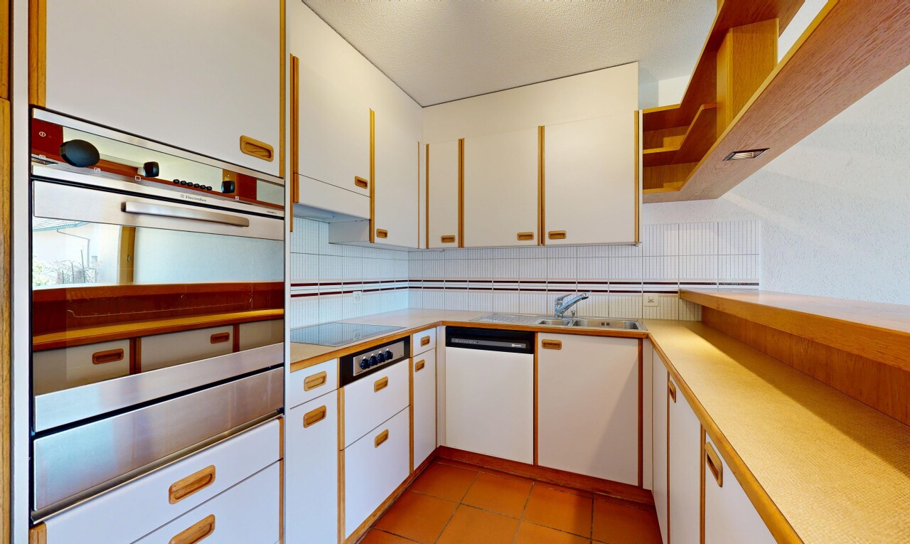 küche mit white cabinets, weiße schränke, ofen, two tone kitchen, und two heights countertops
