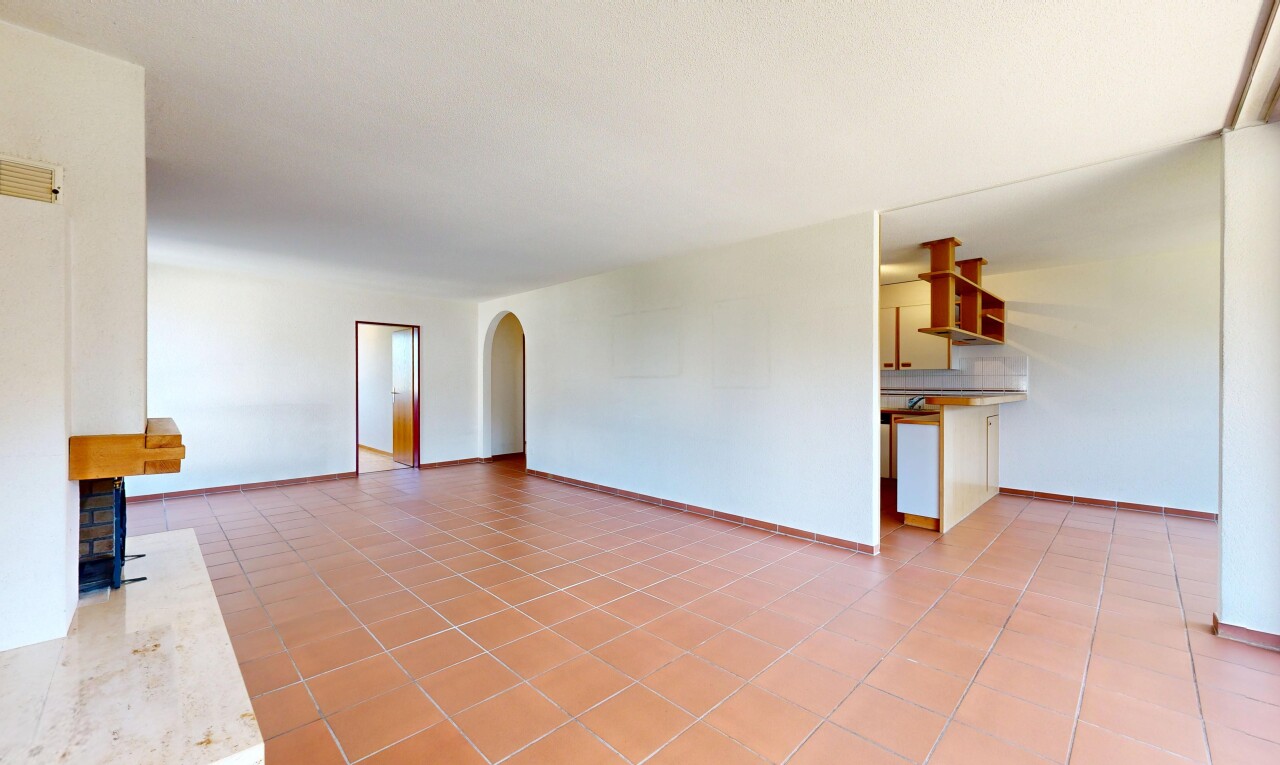 leerer raum mit gewölbte gehwege, inside property, gipskartonwand, drywall, und light floor