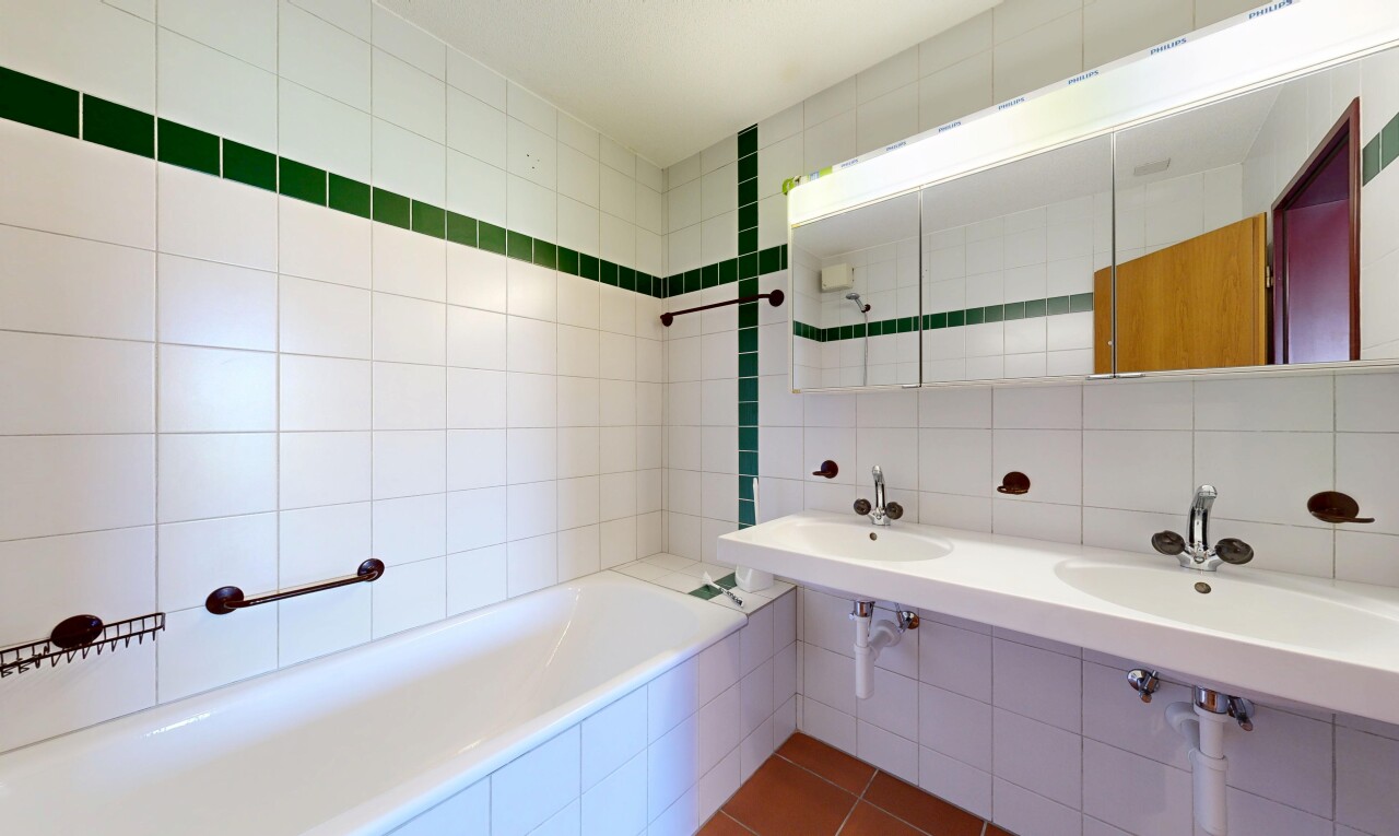 bad mit komplettes badezimmer, fliesenwand, tile wall, spiegel, und inside property