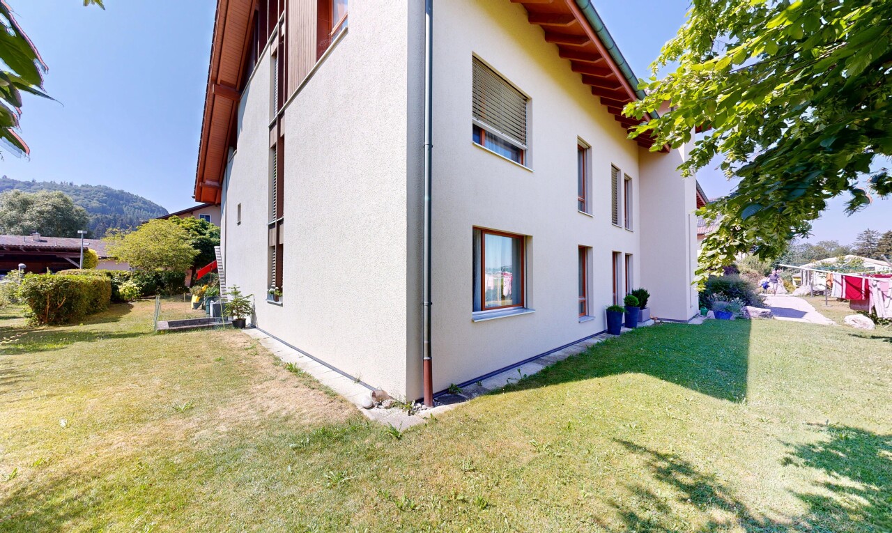 außenansicht mit rasen, day time, stuckverkleidung, und from property
