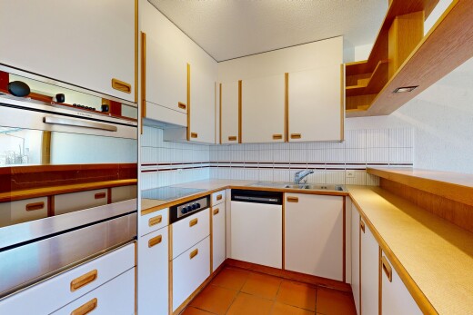 küche mit white cabinets, weiße schränke, ofen, two tone kitchen, und two heights countertops