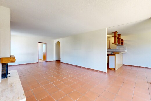 leerer raum mit gewölbte gehwege, inside property, gipskartonwand, drywall, und light floor