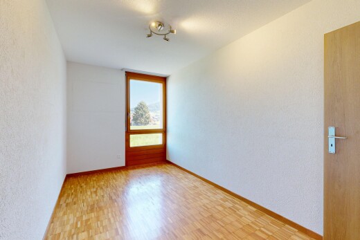 leerer raum mit strukturierte wand, textured wall, holzfußboden, wood finish floor, und inside property