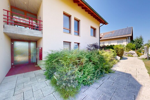 außenansicht mit stuckverkleidung, balkon, day time, und property visible