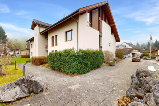 façade avec day time, bardage en stuc, et pelouse