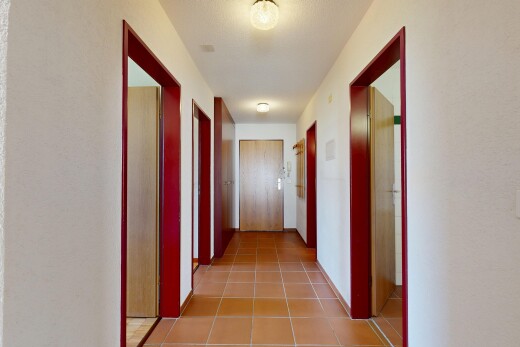 halle / korridor mit light floor, inside property, sockelleisten, baseboards wall, und fliesenboden