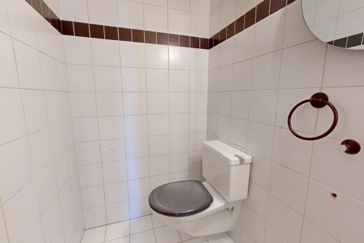 bad mit toilette, fliesenwand, tile wall, inside property, und gäste-wc