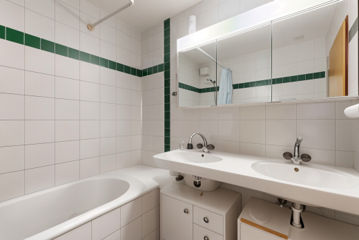 bad mit komplettes badezimmer, spiegel, fliesenwand, tile wall, und inside property