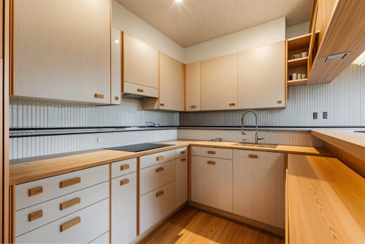 cuisine avec inside property, étagères ouvertes, sol en finition bois, wood finish floor, et plans de travail