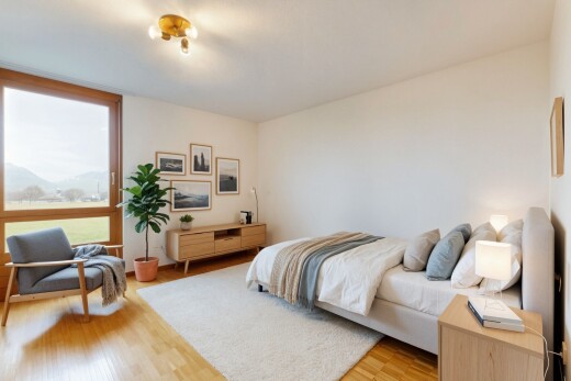 zimmer / schlafzimmer mit natürliches licht, natural light, holzfußboden, wood finish floor, und inside property