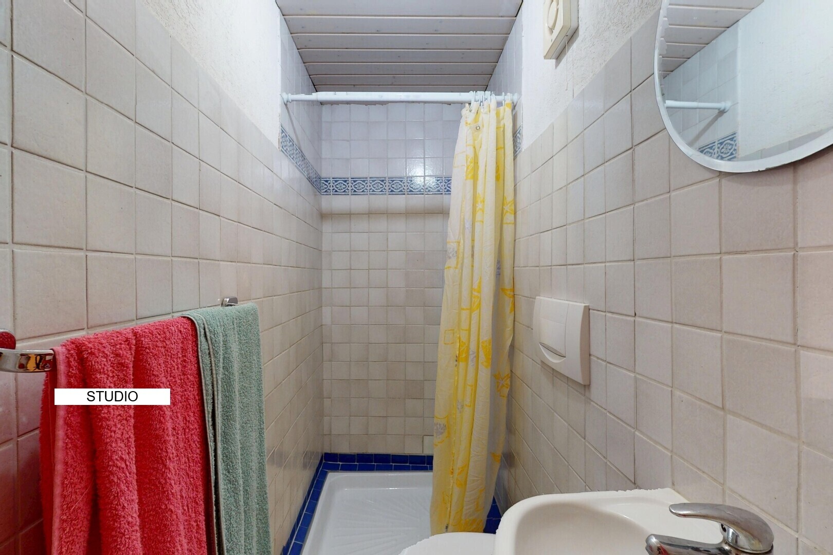 bad mit tile wall, fliesenwand, tile shower, inside property, und dusche