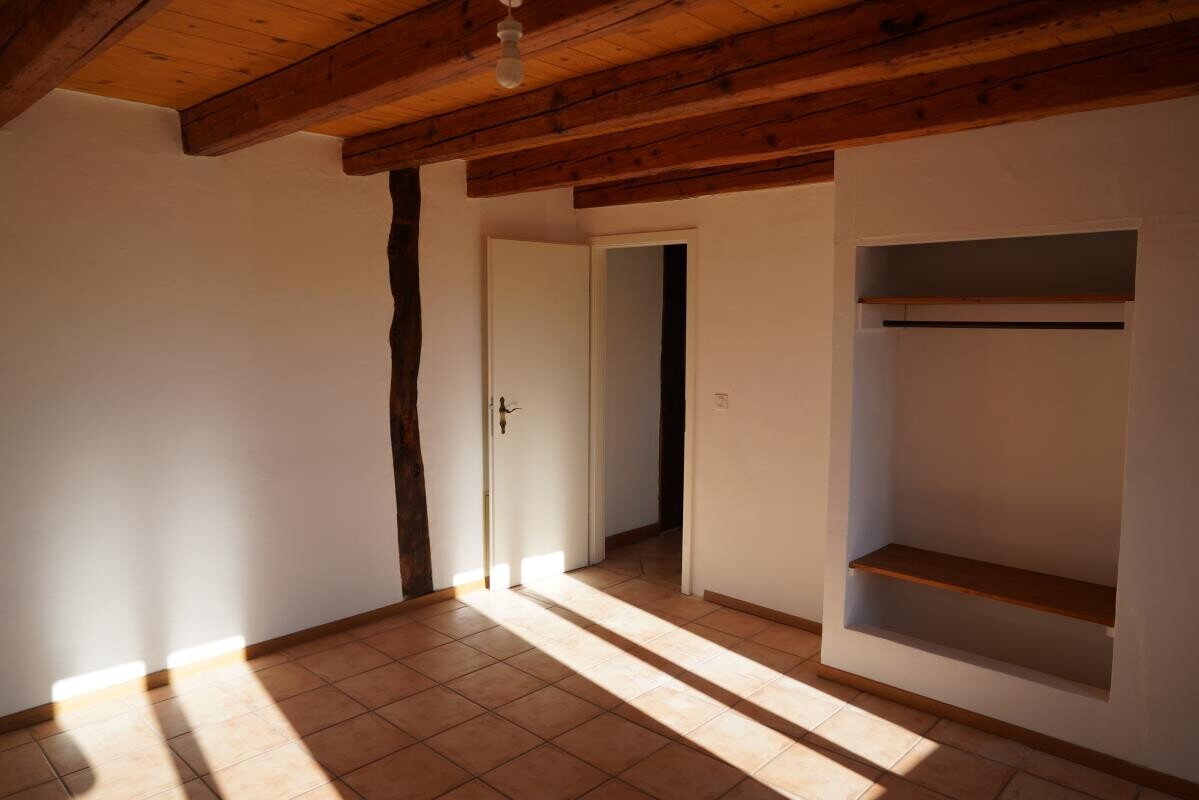 leerer raum mit inside property, wood ceiling, holzdecke, tile floor, und fliesenboden