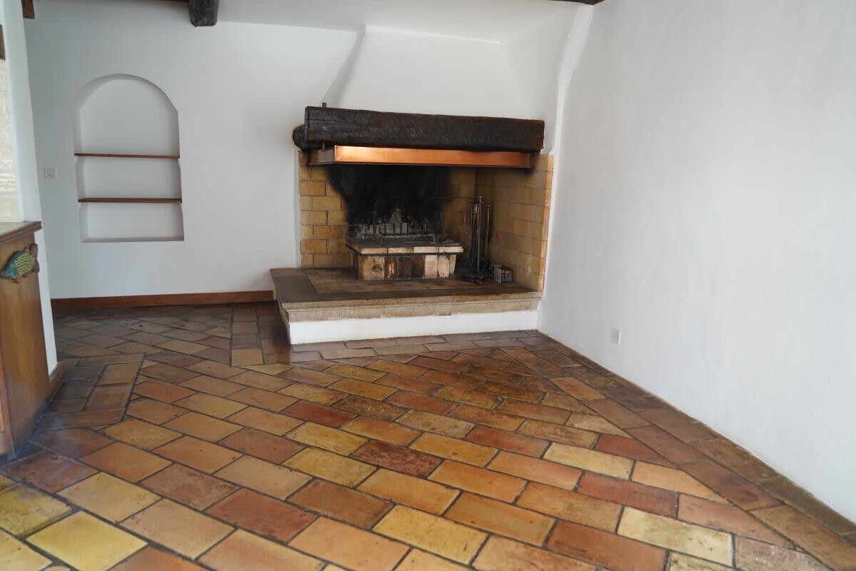 wohnzimmer mit drywall, gipskartonwand, kamin, und inside property