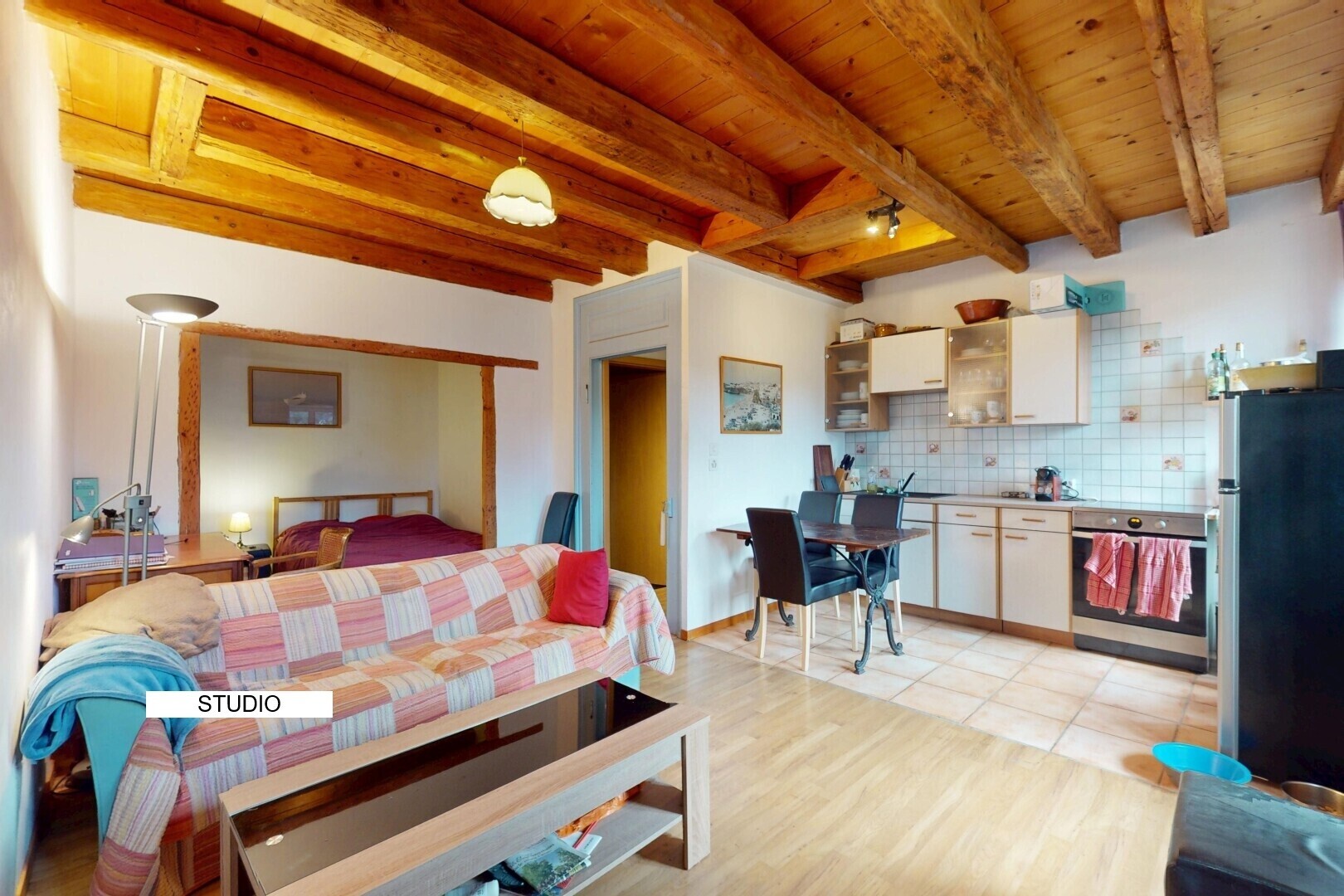 wohn- / esszimmer mit beamed ceiling, balkendecke, drywall, gipskartonwand, und inside property