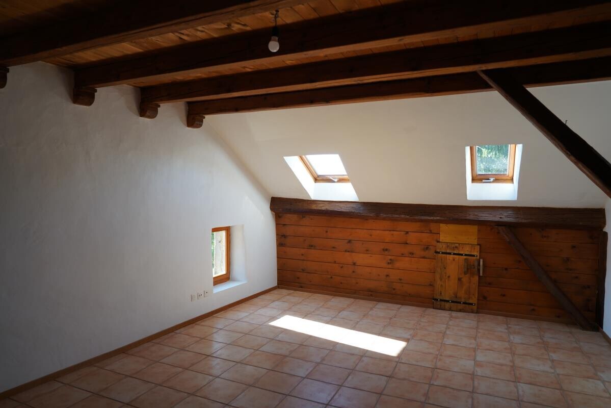 leerer raum mit dachschräge, vaulted ceiling, inside property, natürliches licht, und natural light