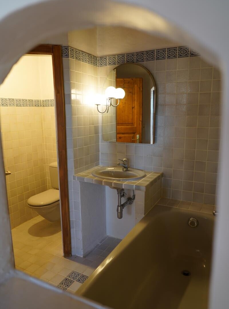 bad mit tile wall, fliesenwand, toilette, komplettes badezimmer, und inside property