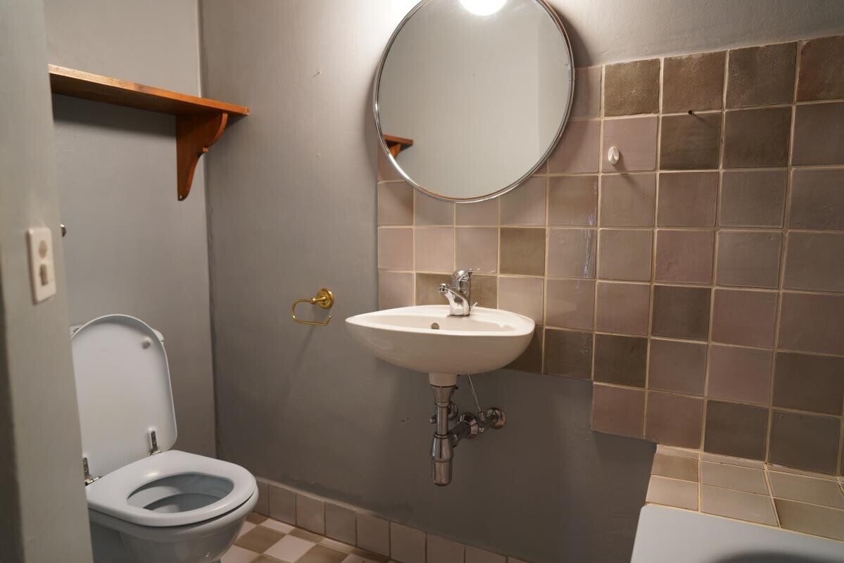 bad mit spiegel, küchenrückwand beim Herd, küchenrückwand beim herd, inside property, und toilette