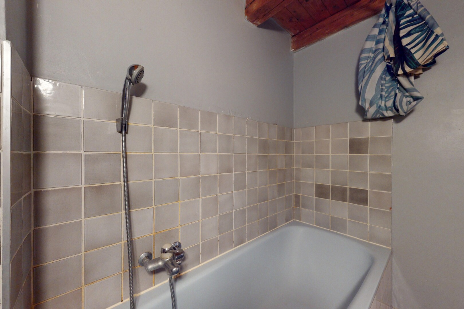bad mit komplettes badezimmer, inside property, balkendecke, beamed ceiling, und gipskartonwand