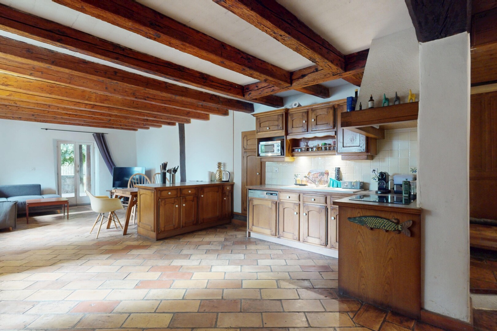 küche mit balkendecke, beamed ceiling, inside property, bogenförmige schränke, und mittelbraune schränke