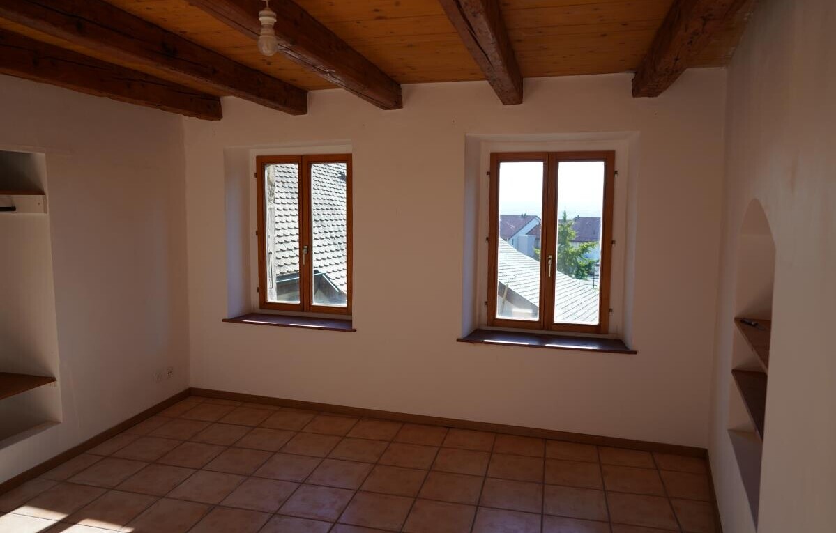 leerer raum mit inside property, natürliches licht, natural light, sockelleisten, und baseboards wall