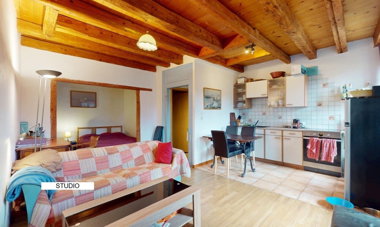 wohn- / esszimmer mit beamed ceiling, balkendecke, drywall, gipskartonwand, und inside property
