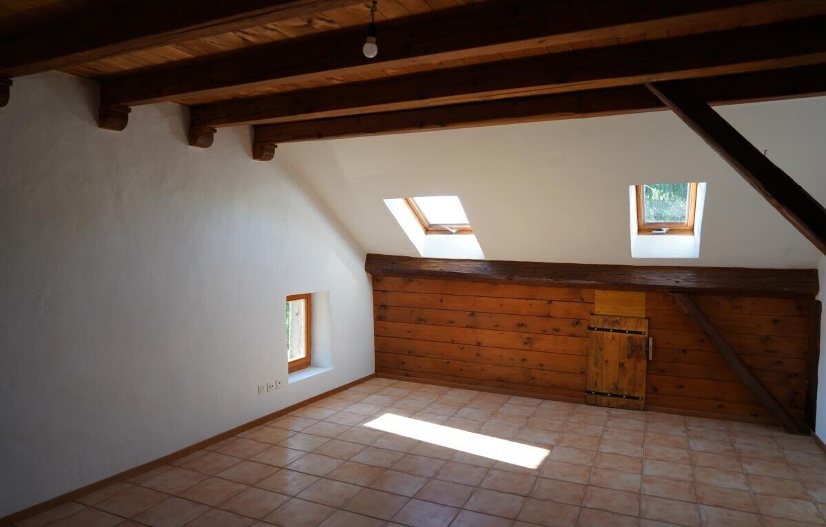 leerer raum mit dachschräge, vaulted ceiling, inside property, natürliches licht, und natural light