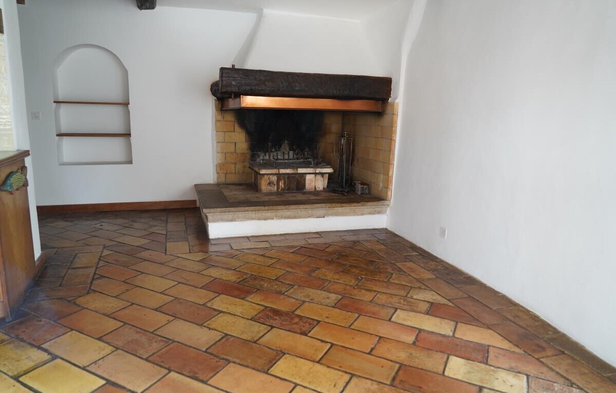 wohnzimmer mit drywall, gipskartonwand, kamin, und inside property