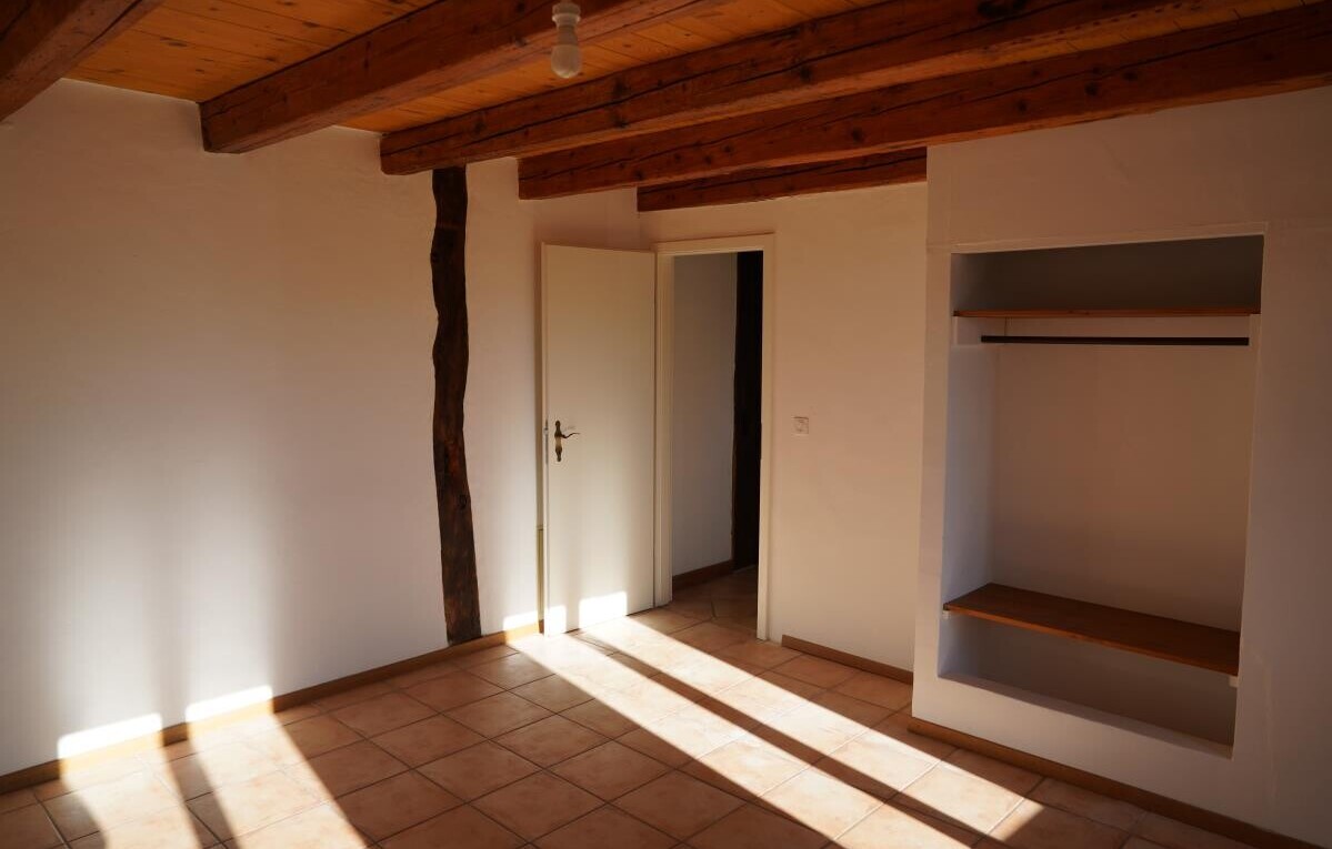 leerer raum mit inside property, wood ceiling, holzdecke, tile floor, und fliesenboden