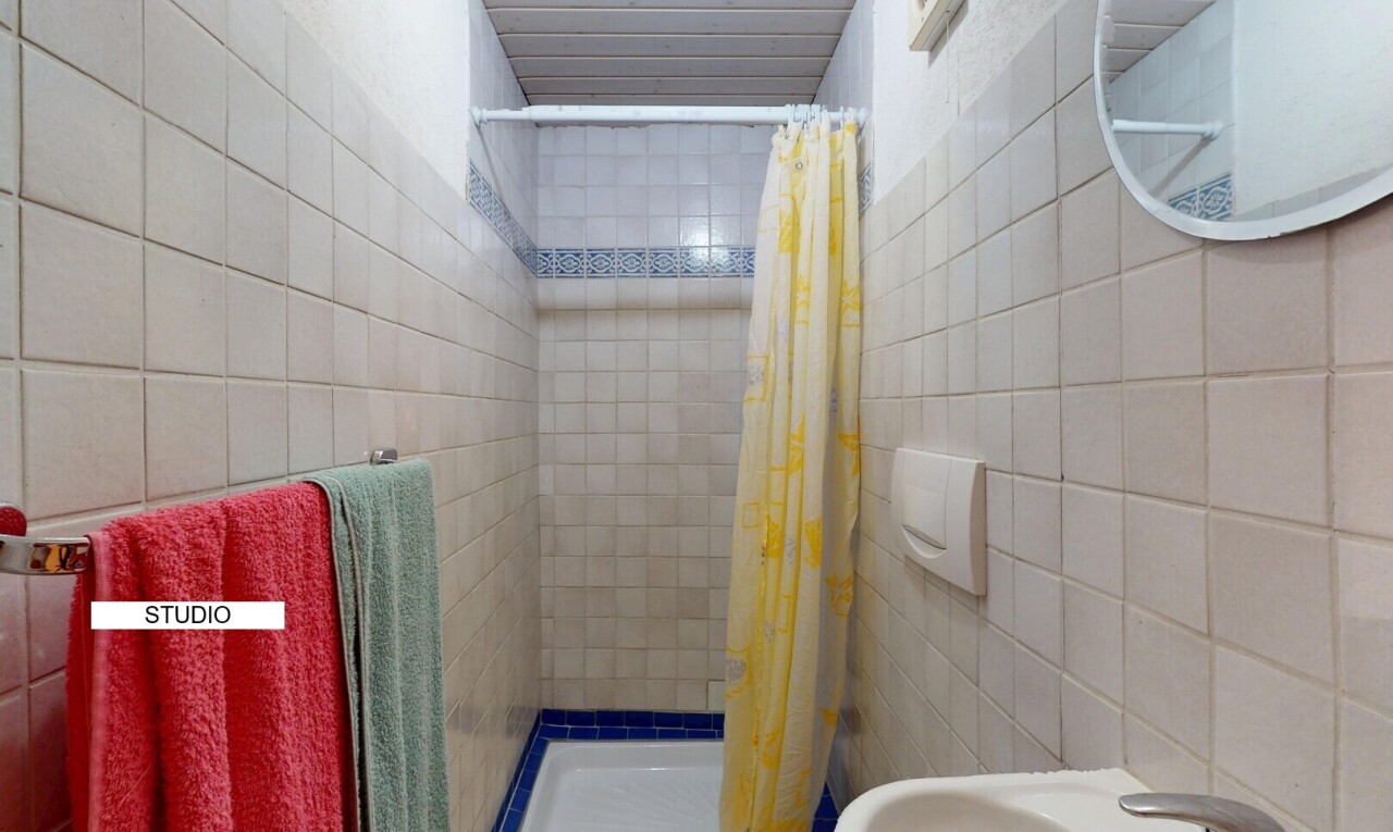 bad mit tile wall, fliesenwand, tile shower, inside property, und dusche
