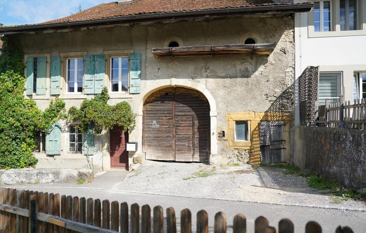 außenansicht mit property visible, day time, zaun, und schornstein