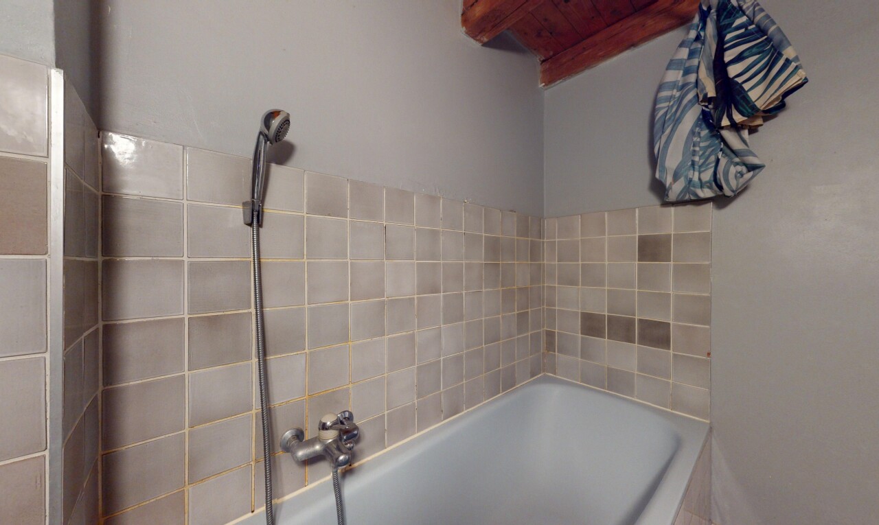 bad mit komplettes badezimmer, inside property, balkendecke, beamed ceiling, und gipskartonwand
