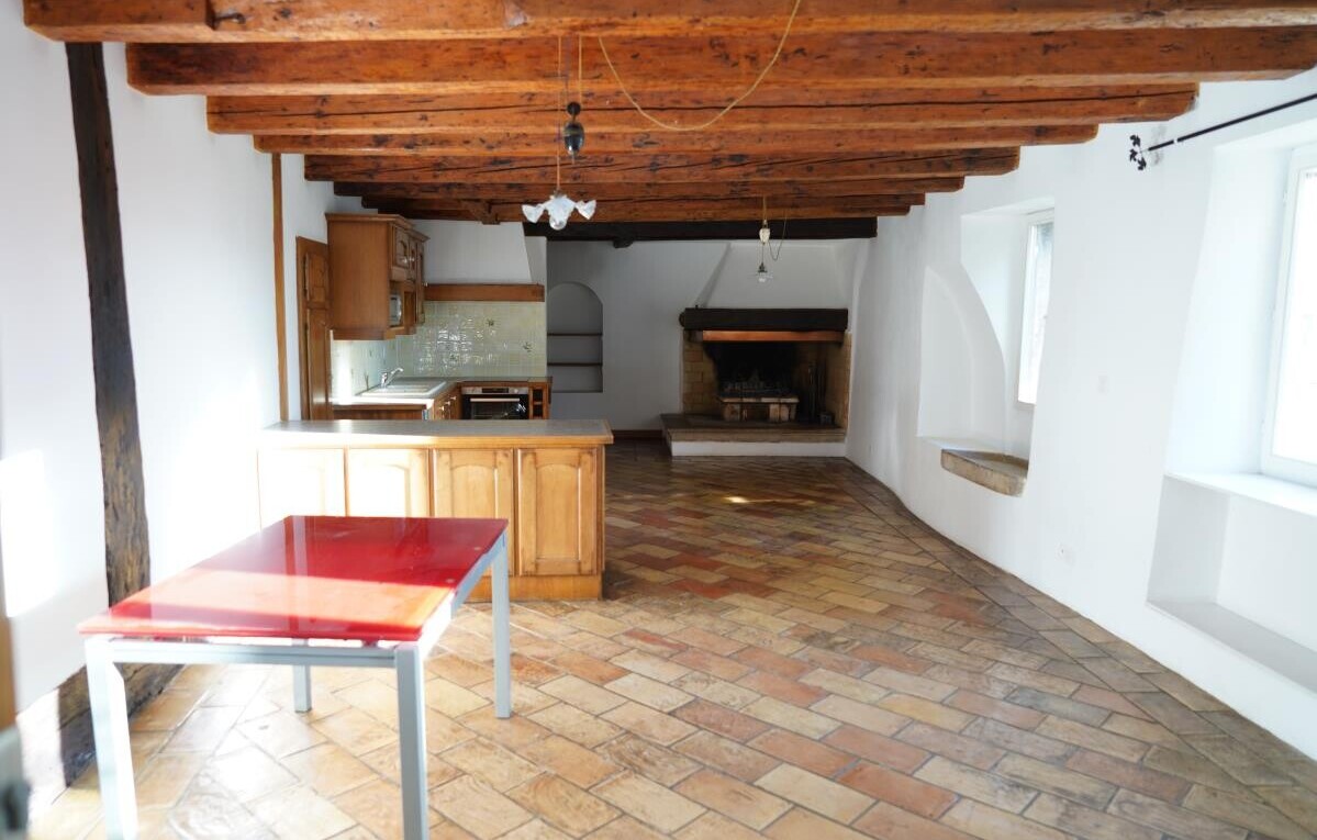 küche mit balkendecke, beamed ceiling, gipskartonwand, drywall, und ziegelfußboden
